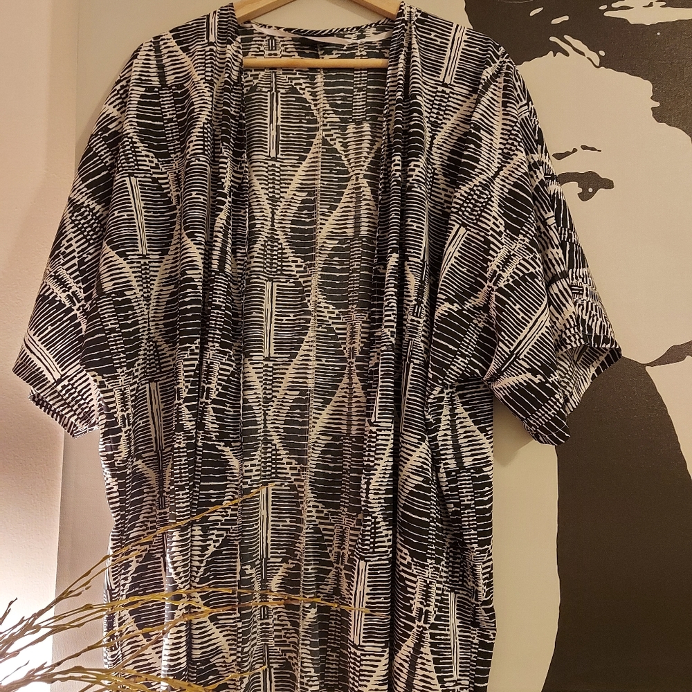 Black/white patterned kimono w/fringe